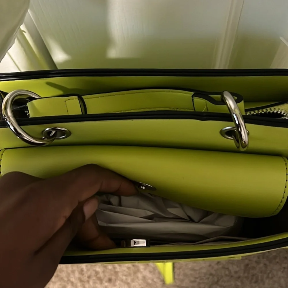 Steve Madden Bevelyn Satchel in Cyber Lime
No longer has tags - Picture 2 of 4